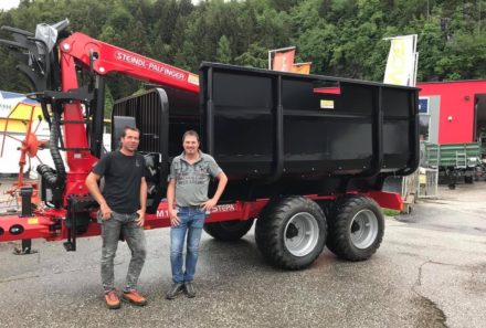 Maschinenübergabe – Steindl-Palfinger Forstanhänger M14AK mit Forstkran FL7090