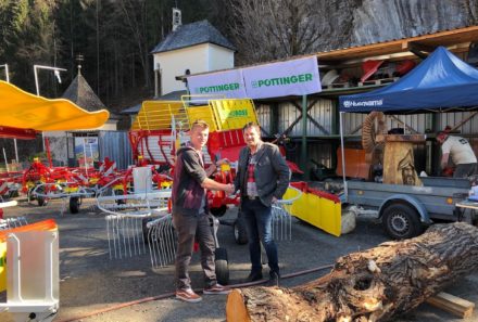 Maschinenübergabe – Pöttinger Kreiselschwader