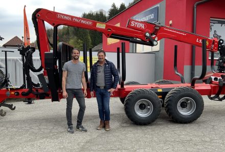 Maschinenübergabe – Steindl-Palfinger Forstanhänger B9AK mit Forstkran FL5285