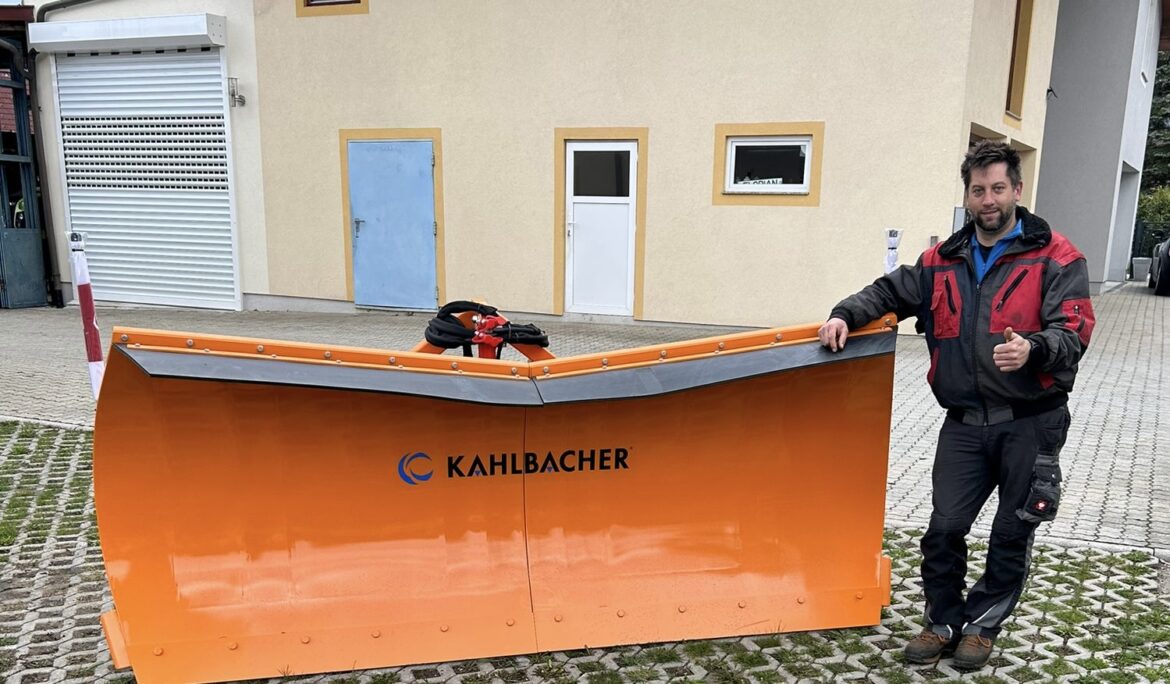 Maschinenübergabe – Seitenschneepflug Kahlbacher DS 240