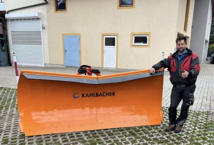 Maschinenübergabe – Seitenschneepflug Kahlbacher DS 240