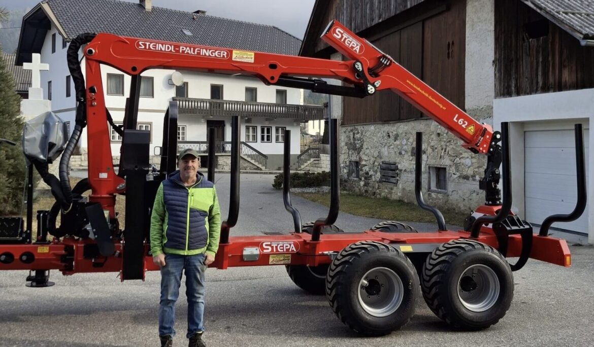 Maschinenübergabe – Steindl-Palfinger Forstanhänger C 12 mit Forstkran FL6285