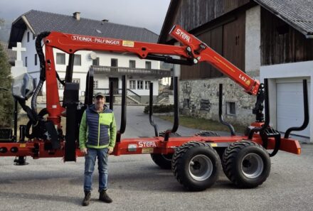 Maschinenübergabe – Steindl-Palfinger Forstanhänger C 12 mit Forstkran FL6285