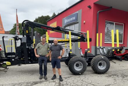 Maschinenübergabe – Palms Forstanhänger H8D WD mit Kran K4.71