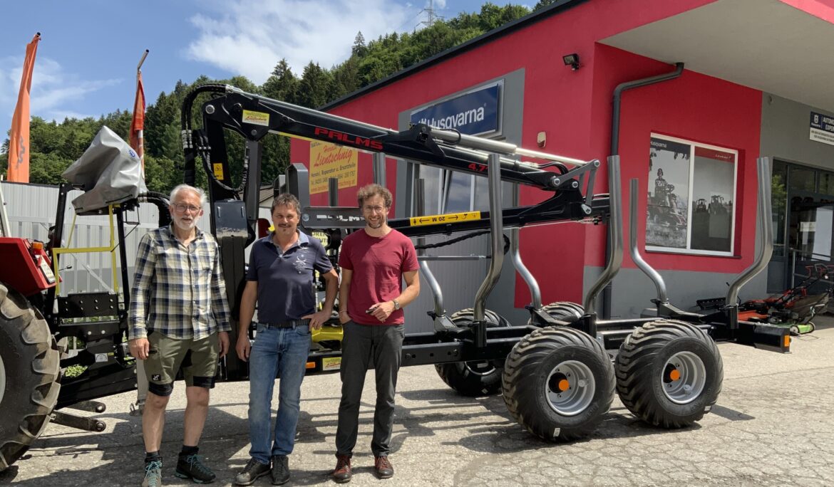 Maschinenübergabe – Palms Forstanhänger H8D mit Kran K4.71