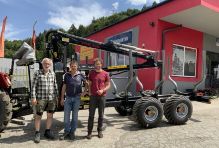 Maschinenübergabe – Palms Forstanhänger H8D mit Kran K4.71