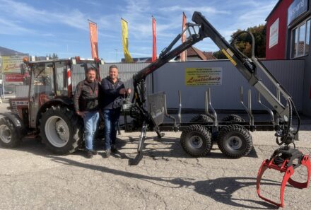 Maschinenübergabe – Palms Forstanhänger mit Forstkran
